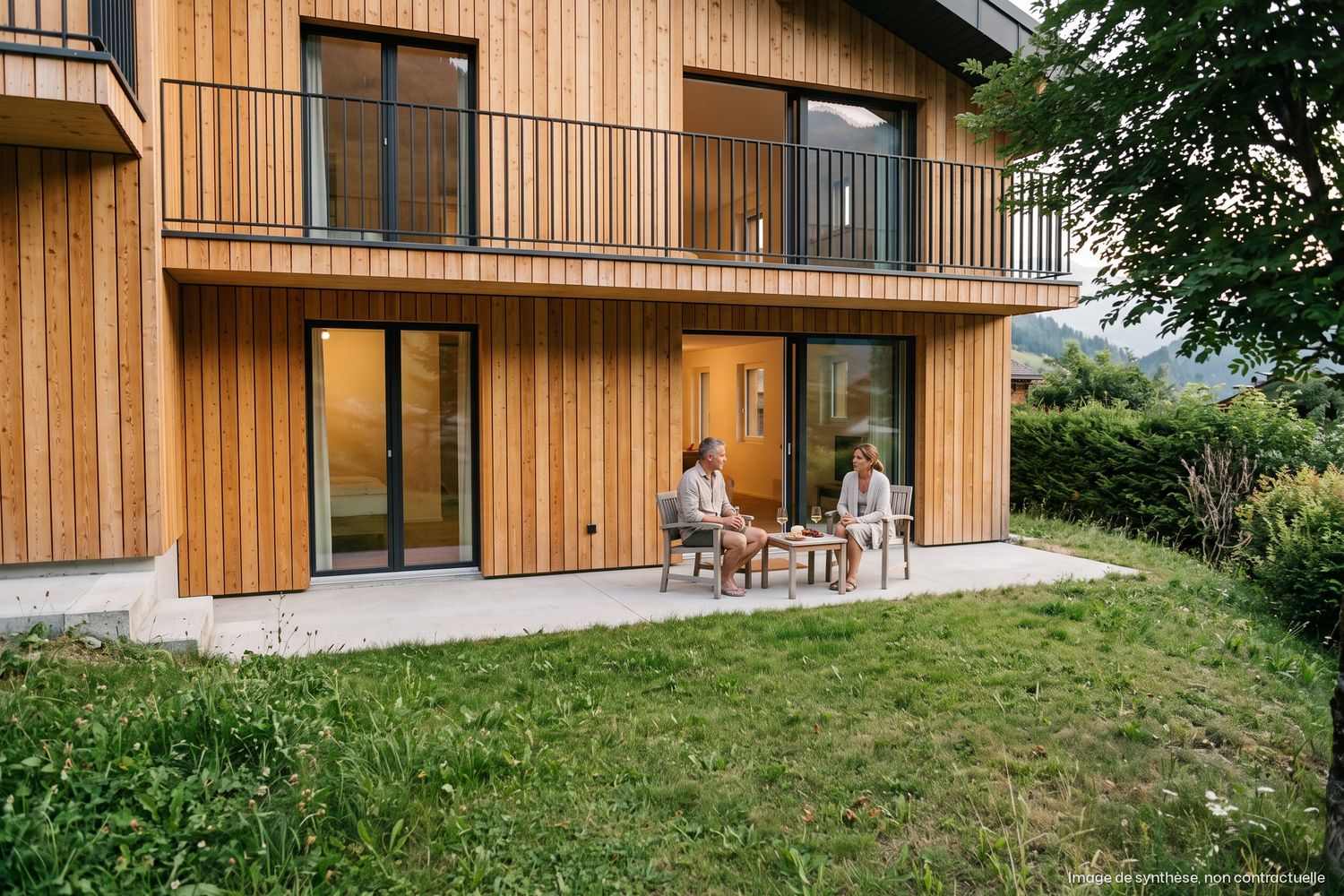 Image de synthèse : couple à l'apéritif sur la terrasse dallée du rez, façade en bois et pelouse.